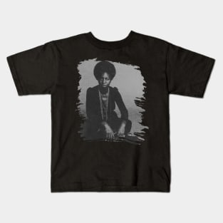 Nina simone // Retro Poster Kids T-Shirt